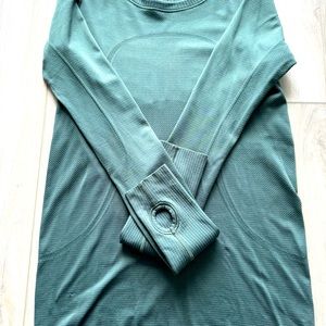 Lululemon thumb hole long sleeve M/L